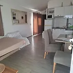 Aurelia 30 Meters From The - By Ta Leut Agency Вир