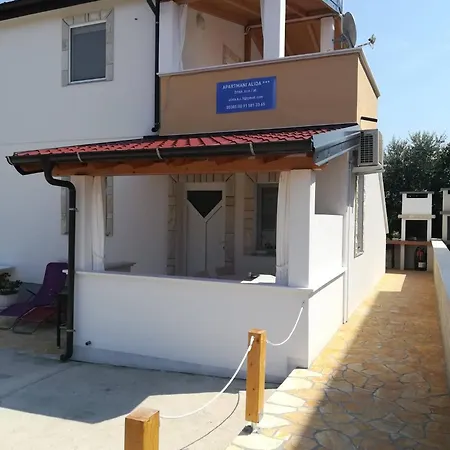 Aurelia 30 Meters From The - By Ta Leut Agency * Vir