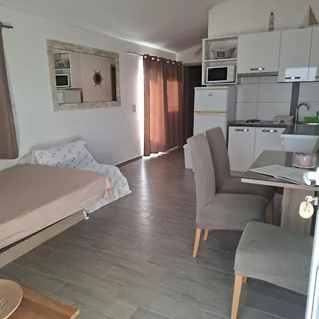 Aurelia 30 Meters From The - By Ta Leut Agency Vir
