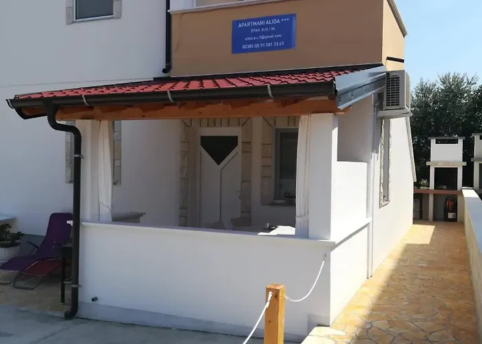 Aurelia 30 Meters From The - By Ta Leut Agency * Vir