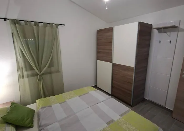 Aurelia 30 Meters From The - By Ta Leut Agency * Vir